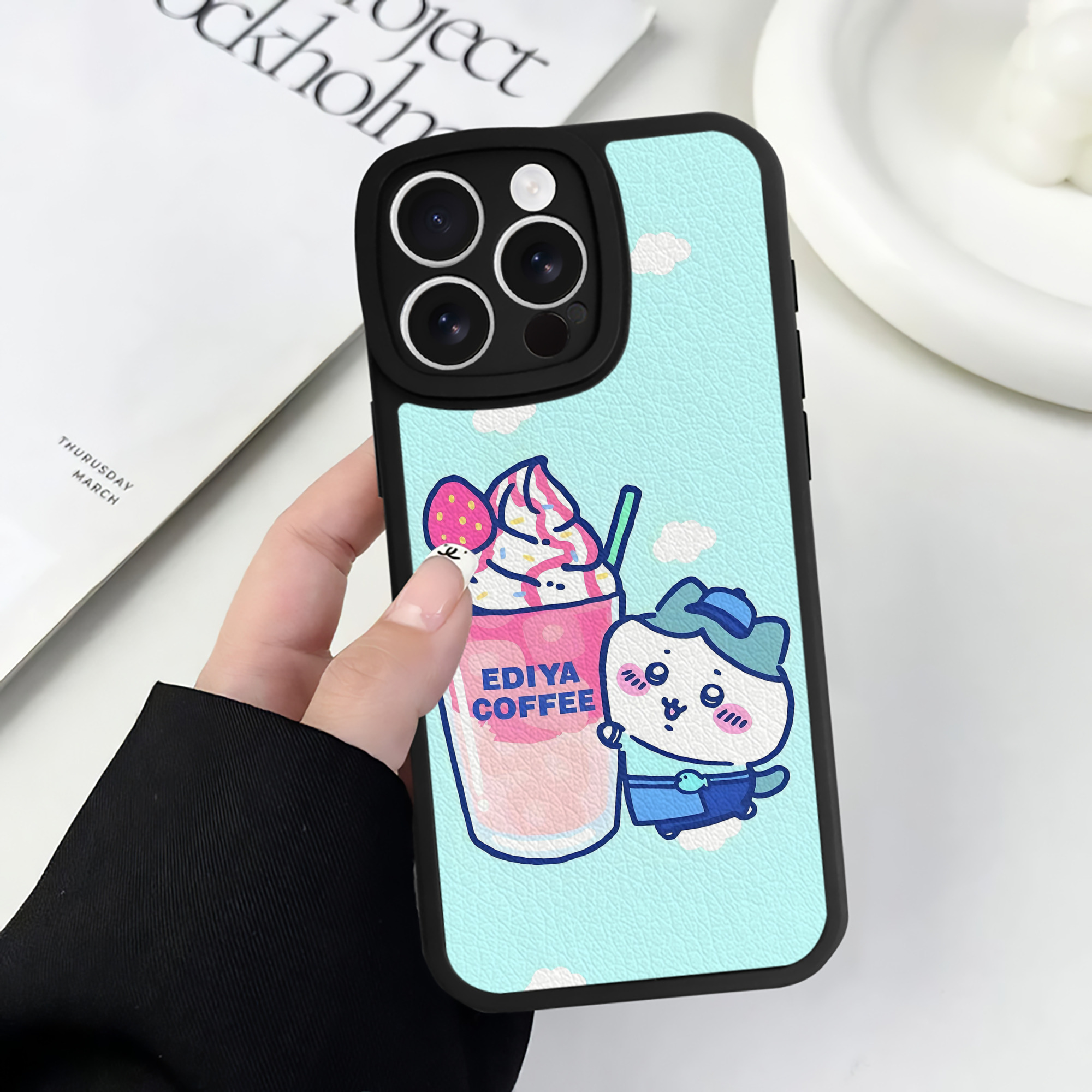 （画像用） ちいかわ Chii-kawa 【iPhone 16シリーズ対応】シリコンスマホケース（レザー調） 材質：シリコン